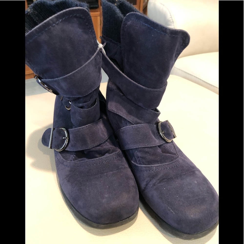Refresh navy booties, size 8. - Picture 2 of 6